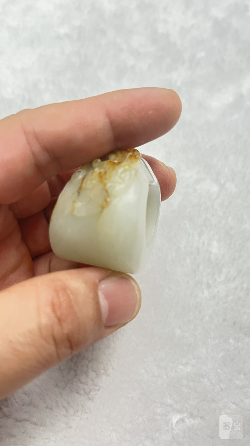和田籽料留皮螭龙纹扳指 - 图6
